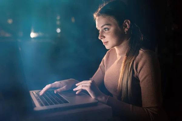 Joven Hermosa Mujer Usando Ordenador Portátil Por Noche —  Fotos de Stock
