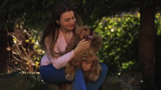 快乐的女人和猎狗一起玩和爱抚小狗 — 图库视频影像