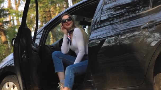 Mujer Atractiva Blusa Blanca Gafas Sol Sentado Coche Moderno — Vídeo de stock