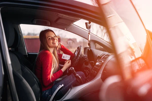 Potret Wanita Muda Yang Cantik Duduk Mobil Dengan Sim — Stok Foto