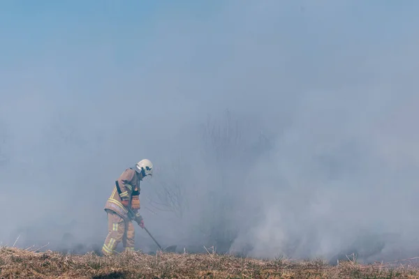 消防団は燃焼場を消滅させる — ストック写真