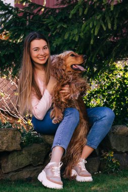Sevimli köpeği olan mutlu genç bir kadın.