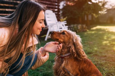 Sevimli köpeği olan mutlu genç bir kadın.