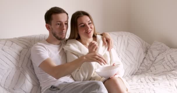 Homem Mulher Sofá Assistir Filme Comer Pipocas Casa Sentados Juntos — Vídeo de Stock