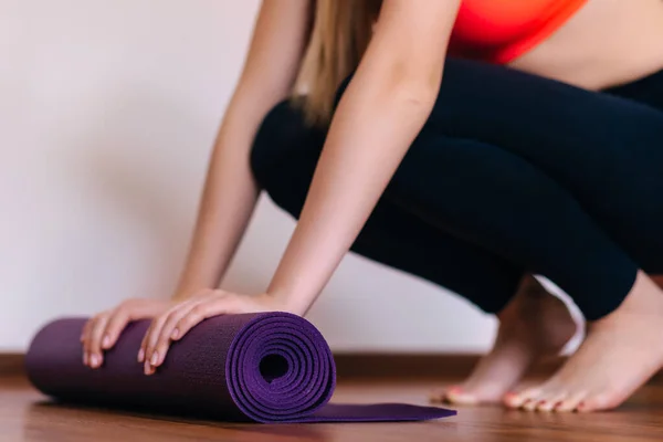 Menina Segurando Violeta Yoga Fitness Mat Após Treino Casa Sala — Fotografia de Stock
