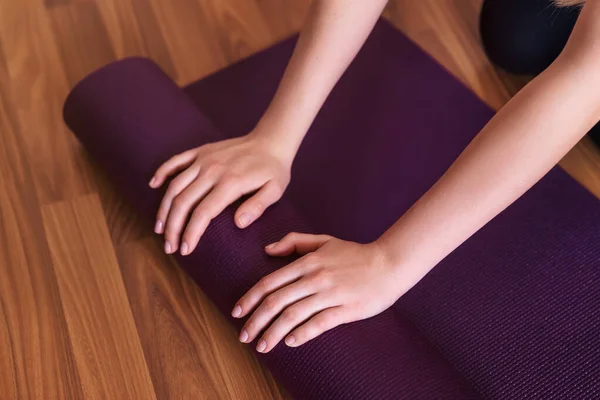 Joven Chica Yoga Rodando Esterilla Violeta Después Hacer Yoga Piso —  Fotos de Stock