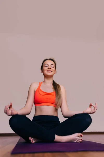 Genç Çekici Kadın Oturma Odasında Yoga Egzersizi Yapıyor Nefes Alıyor — Stok fotoğraf