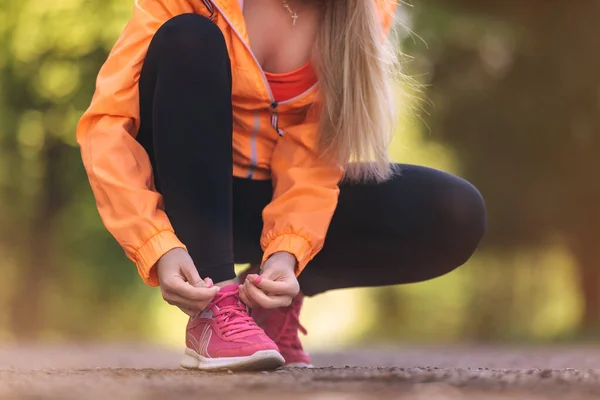 Detailní Záběr Sportovní Žena Klečí Vázání Tkaničky Dopoledních Hodinách — Stock fotografie