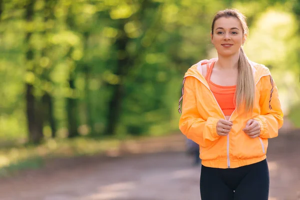 Genç Bir Kadın Spor Kıyafetleri Içinde Parkta Koşuyor — Stok fotoğraf