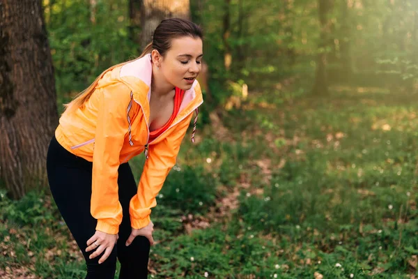 Jeune Femme Athlète Coureuse Fatiguée Respirant Après Avoir Couru Dans — Photo