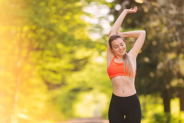 Mladá Štíhlá Žena Sportovním Tělem Dlouhými Vlasy Oblečená Růžové Sportovní — Stock fotografie