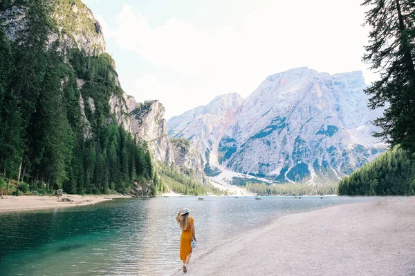 Das Mädchen Stylischem Kleid Und Bootsfahrt Pragser See Den Dolomiten — Stockfoto