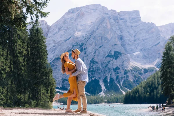 布赖斯湖畔 整个意大利最神奇的湖泊 一对穿着华丽衣服的情侣拥抱在一起 令人惊奇的旅游目的地 — 图库照片