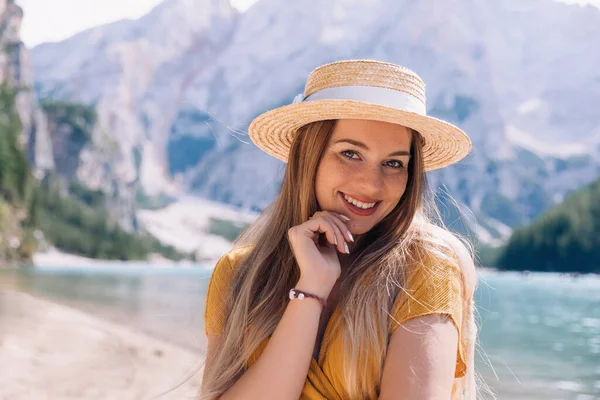 Hermosa Chica Sombrero Posando Junto Lago Braies Dolomitas — Foto de Stock