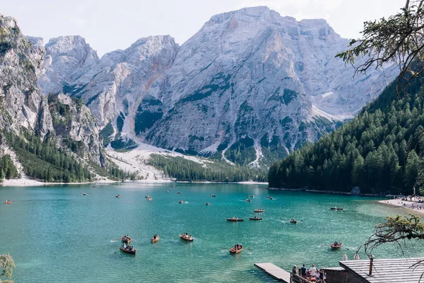 Ağustos 2019 Lago Braies Talya Turistlerle Dolu Ahşap Tekne — Stok fotoğraf