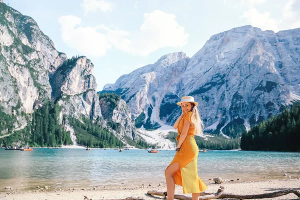 Dolomitlerdeki Lago Braies Gölünde Poz Veren Şapkalı Güzel Kız — Stok fotoğraf