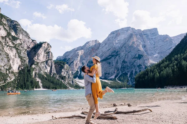 Casal Caminhar Divertir Longo Lago Braies Itália — Fotografia de Stock