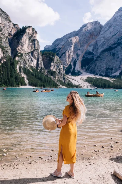 Menina Bonita Com Chapéu Posando Por Lago Braies Dolomitas — Fotografia de Stock