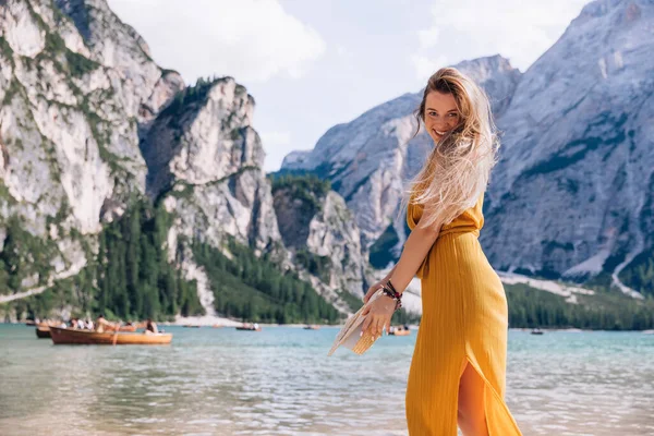 Schöne Mädchen Posiert Pragser See Den Dolomiten — Stockfoto