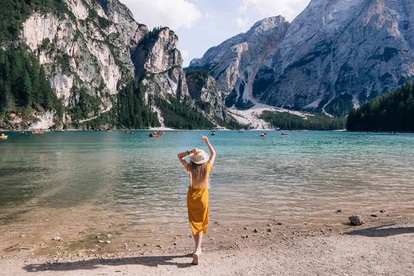 Menina Chapéu Posando Por Lago Braies Dolomitas — Fotografia de Stock