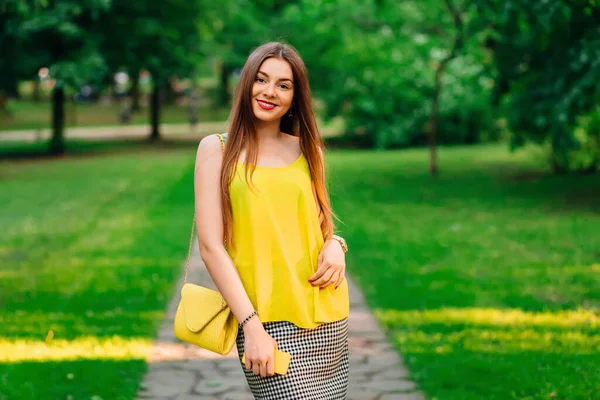 Fille Élégante Chemisier Jaune Avec Sac Main Jaune Dans Parc — Photo