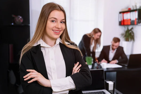 Retrato Una Mujer Negocios Confiada Pie Cargo Con Los Brazos —  Fotos de Stock