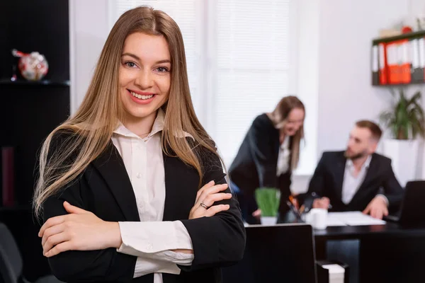 Selbstbewusste Junge Geschäftsfrau Steht Mit Verschränkten Armen Einem Modernen Büro — Stockfoto