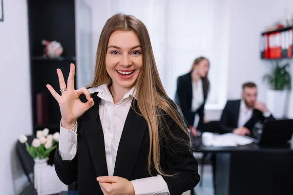 Porträt Einer Geschäftsfrau Mit Schild Lächelnd Büro Mit Ihrem Team — Stockfoto