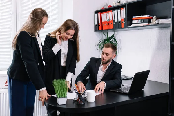 Müdürün ofisteki çalışanlarla iletişimi