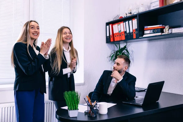 Eine Gruppe Von Geschäftsleuten Lächelt Glücklich Und Zuversichtlich Zusammenarbeit Mit — Stockfoto