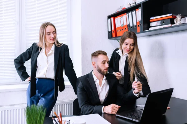 Kollegen Einem Modernen Büro Die Ein Projekt Computer Besprechen — Stockfoto