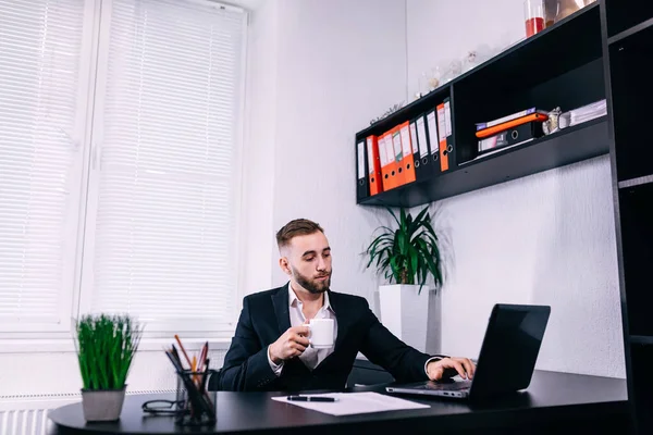 Mladý Muž Šálkem Kávy Pracující Notebooku Podnikatel Pracuje Svého Stolu — Stock fotografie