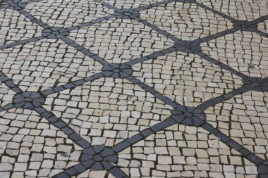 çakmaktaşı ile döşeli