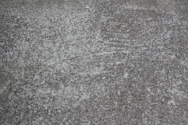 gri arkaplanda izler olan gri beton duvar.
