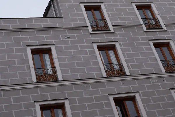 bir evin ön cephesinde pencere