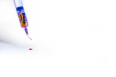 metaller ve bilinmeyen maddeler içeren bir iğne şırınga ile ilgili