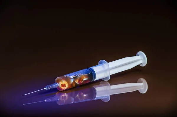 Uma seringa de agulha contendo metais e substâncias desconhecidas — Fotografia de Stock