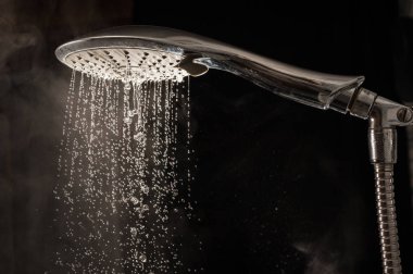 bir duştan çıkarken su damla