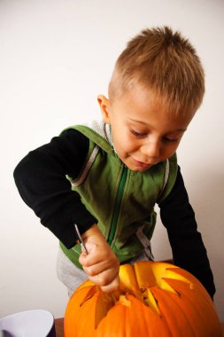 Çocukken korkunç bir Cadılar Bayramı pumpk hazırlanmasında eğlenir