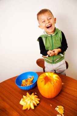 Çocukken korkunç bir Cadılar Bayramı pumpk hazırlanmasında eğlenir
