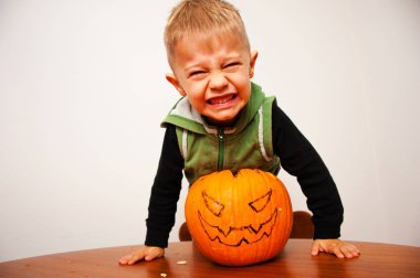 Çocukken korkunç bir Cadılar Bayramı pumpk hazırlanmasında eğlenir