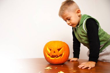 Çocukken korkunç bir Cadılar Bayramı pumpk hazırlanmasında eğlenir