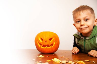 Çocukken korkunç bir Cadılar Bayramı pumpk hazırlanmasında eğlenir