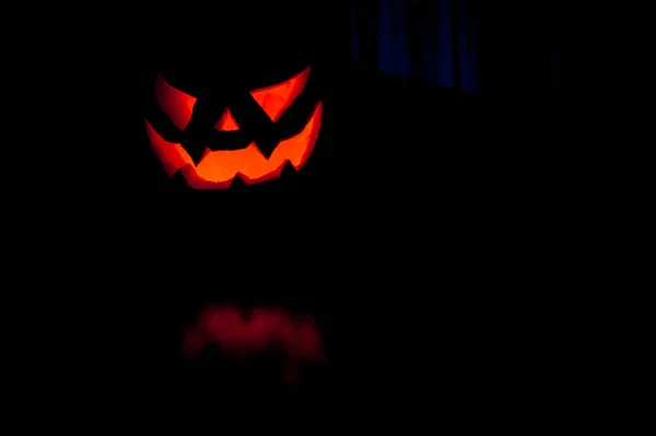 Une citrouille d'Halloween terrifiante illumine l'obscurité autour de moi — Photo