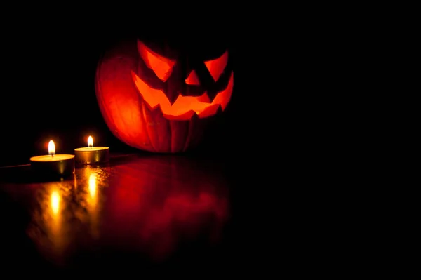 Une citrouille d'Halloween terrifiante illumine l'obscurité autour de moi — Photo