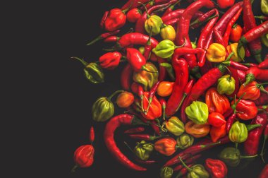 çeşitli tipinin koyu arka plan üzerinde kırmızı biber