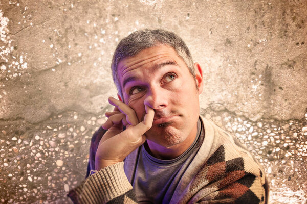 Человек с пальцем в носу, смешное выражение лица
