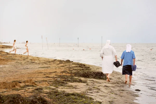 Two Nuns Walk Beach Background Two Young Girls Run Sea — Stock Photo, Image