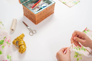 eller genç kadın dikiş