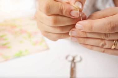 iş parçacığı iğneyi eller